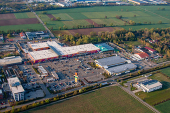 Zone industrielle de Bruchwiesenstraße avec quincaillerie Hornbach à le quartier Dreihof in Bornheim dans le département Rhénanie-Palatinat, Allemagne hors des airs