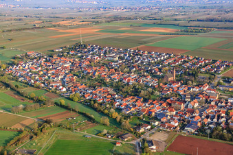 Vue aérienne de Vue de la ville depuis le sud-ouest à Essingen dans le département Rhénanie-Palatinat, Allemagne