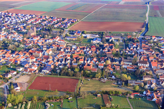 Vue aérienne de Terrain de sport du VFL Essingen eV à Essingen dans le département Rhénanie-Palatinat, Allemagne