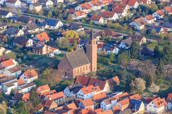 Vue aérienne de Église du cimetière de la Spanierstraße à Essingen dans le département Rhénanie-Palatinat, Allemagne