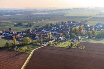 Vue aérienne de Village du sud-ouest à Kleinfischlingen dans le département Rhénanie-Palatinat, Allemagne
