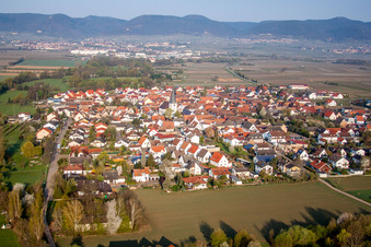 Champs agricoles et terres agricoles à Venningen dans le département Rhénanie-Palatinat, Allemagne depuis l'avion