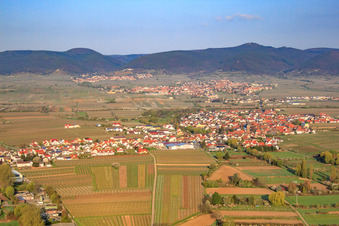 Vue aérienne de Vue du village depuis l'est à Kirrweiler dans le département Rhénanie-Palatinat, Allemagne