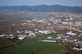 Neustadt an der Weinstraße dans le département Rhénanie-Palatinat, Allemagne du point de vue du drone
