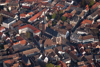 Quartier de la vieille ville et centre-ville à Deidesheim dans le département Rhénanie-Palatinat, Allemagne d'en haut