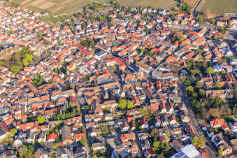 Vue aérienne de Saint-Ulrich, Weinstraße Schlossstr à Deidesheim dans le département Rhénanie-Palatinat, Allemagne