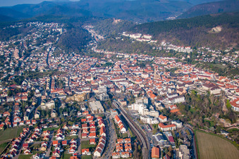 Vue aérienne de Gare ferroviaire à Bad Dürkheim dans le département Rhénanie-Palatinat, Allemagne