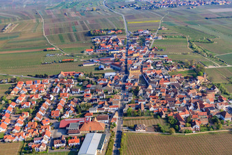 Vue aérienne de Ville viticole du sud à Herxheim am Berg dans le département Rhénanie-Palatinat, Allemagne