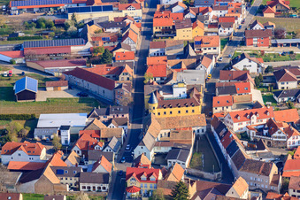 Vue aérienne de Friedhofstraße avec le domaine viticole Werner Pfleger à Herxheim am Berg dans le département Rhénanie-Palatinat, Allemagne