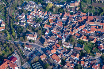Vue aérienne de Bâtiment d'église au centre du village à le quartier Jerusalemsberg in Kirchheim an der Weinstraße dans le département Rhénanie-Palatinat, Allemagne