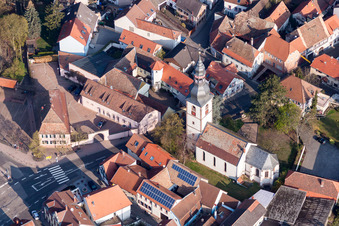 Vue aérienne de Église protestante Saint-André à le quartier Jerusalemsberg in Kirchheim an der Weinstraße dans le département Rhénanie-Palatinat, Allemagne