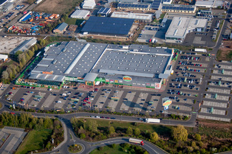 Vue aérienne de Hypermarché du centre commercial Globus à Grünstadt dans le département Rhénanie-Palatinat, Allemagne