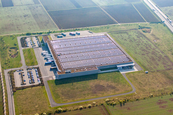 Vue aérienne de Complexe d'entrepôts à hauts rayonnages et centre logistique dans les locaux d'Aldi GmbH & Co. Kommanditgesellschaft à le quartier Jerusalemsberg in Kirchheim an der Weinstraße dans le département Rhénanie-Palatinat, Allemagne