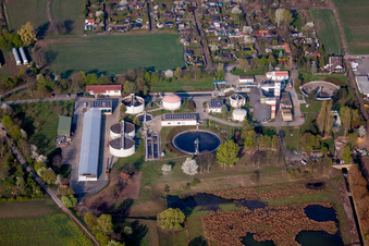 Vue aérienne de Bassins de traitement des eaux usées et étapes d'épuration pour le traitement des eaux usées à Grünstadt dans le département Rhénanie-Palatinat, Allemagne