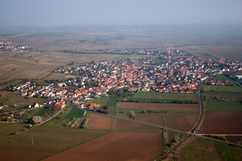 Vue aérienne de Vue des rues et des maisons dans les quartiers résidentiels à le quartier Großbockenheim in Bockenheim an der Weinstraße dans le département Rhénanie-Palatinat, Allemagne