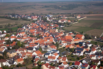 Vue oblique de Vue des rues et des maisons dans les quartiers résidentiels à le quartier Großbockenheim in Bockenheim an der Weinstraße dans le département Rhénanie-Palatinat, Allemagne