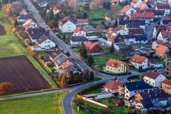 Dans le jardin tranquille à Minfeld dans le département Rhénanie-Palatinat, Allemagne d'en haut