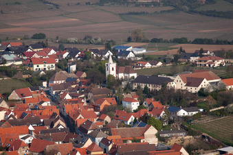 Vue des rues et des maisons dans les quartiers résidentiels à le quartier Großbockenheim in Bockenheim an der Weinstraße dans le département Rhénanie-Palatinat, Allemagne d'en haut