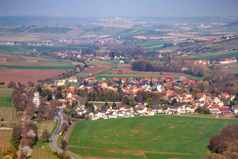 Vue aérienne de Du sud à le quartier Niederflörsheim in Flörsheim-Dalsheim dans le département Rhénanie-Palatinat, Allemagne