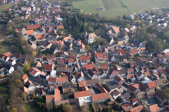 Vue aérienne de Vue sur le village à Eppelsheim dans le département Rhénanie-Palatinat, Allemagne