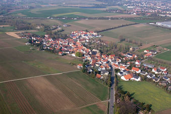 Vue aérienne de Vue sur le village à Gau-Heppenheim dans le département Rhénanie-Palatinat, Allemagne