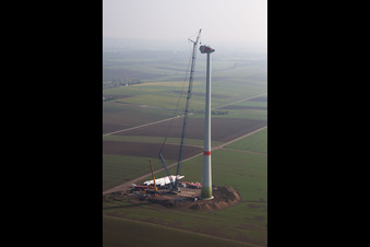 Vue aérienne de Chantier de construction pour l'assemblage de la tour de l'éolienne de juwi Holding AG sur un terrain près de Gabsheim à Gabsheim dans le département Rhénanie-Palatinat, Allemagne
