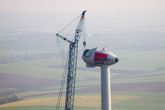Vue aérienne de Chantier de construction pour l'assemblage de la tour de l'éolienne de juwi Holding AG sur un terrain près de Gabsheim à Gabsheim dans le département Rhénanie-Palatinat, Allemagne