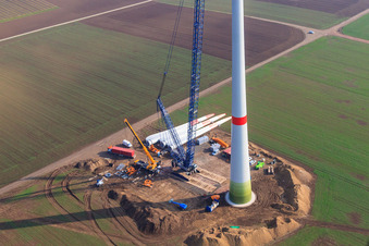Chantier de construction d'éoliennes à Gabsheim dans le département Rhénanie-Palatinat, Allemagne d'en haut