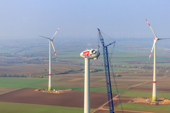 Chantier de construction d'éoliennes à Gabsheim dans le département Rhénanie-Palatinat, Allemagne depuis l'avion