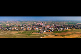 Vue aérienne de Panorama - Vue en perspective des rues et des maisons des quartiers résidentiels à le quartier Nieder-Saulheim in Saulheim dans le département Rhénanie-Palatinat, Allemagne