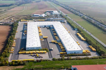 Photographie aérienne de Complexe immobilier et terrain du centre logistique DHL à le quartier Nieder-Saulheim in Saulheim dans le département Rhénanie-Palatinat, Allemagne