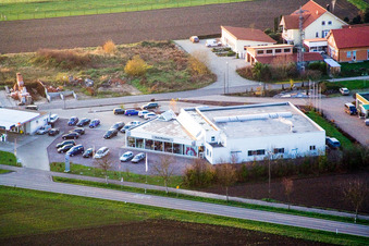 Vue aérienne de Concessionnaire automobile Memmer à Karlshöhlchen à Freckenfeld dans le département Rhénanie-Palatinat, Allemagne