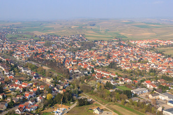 Vue aérienne de Vue de la ville depuis le nord-est à le quartier Nieder-Saulheim in Saulheim dans le département Rhénanie-Palatinat, Allemagne
