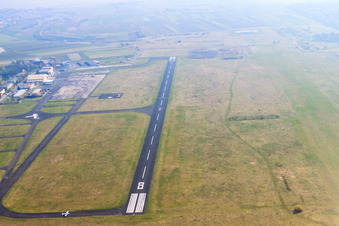 Vue aérienne de Aéroport Mainz-Finten (EDFZ) Piste 08 à le quartier Finthen in Mainz dans le département Rhénanie-Palatinat, Allemagne