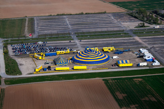 Vue aérienne de Chapiteau de cirque - dômes d'un cirque à le quartier Hechtsheim in Mainz dans le département Rhénanie-Palatinat, Allemagne