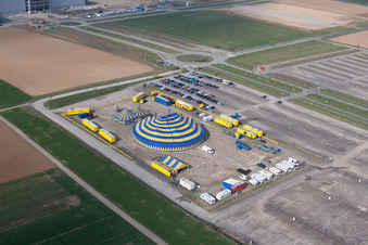Vue aérienne de Chapiteau de cirque - dômes d'un cirque à le quartier Hechtsheim in Mainz dans le département Rhénanie-Palatinat, Allemagne