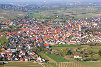Vue aérienne de Église catholique de Saint-Alban à Bodenheim dans le département Rhénanie-Palatinat, Allemagne