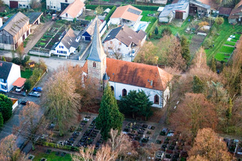Vue aérienne de Église de Wolfgang au centre du village à Freckenfeld dans le département Rhénanie-Palatinat, Allemagne