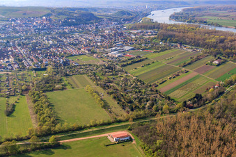 Vue aérienne de Vue de la ville depuis l'est à Oppenheim dans le département Rhénanie-Palatinat, Allemagne