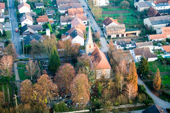 Vue aérienne de Wolfgangskirche et cimetière de Kirchstr à Freckenfeld dans le département Rhénanie-Palatinat, Allemagne