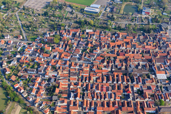 Vue aérienne de Vue de la ville depuis le nord à Gimbsheim dans le département Rhénanie-Palatinat, Allemagne
