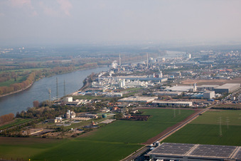 Zone industrielle du Nord sur le Rhin à Worms dans le département Rhénanie-Palatinat, Allemagne hors des airs