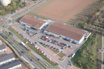 Vue aérienne de REWE à le quartier Neuhausen in Worms dans le département Rhénanie-Palatinat, Allemagne