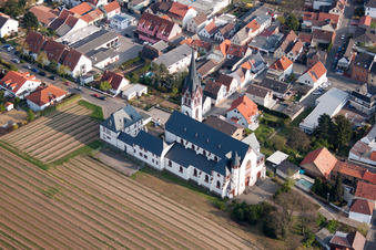 Vue aérienne de Église Sainte-Croix du bureau paroissial Worms-Horchheim à le quartier Horchheim in Worms dans le département Rhénanie-Palatinat, Allemagne