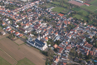 Vue aérienne de Église de la Sainte-Croix à le quartier Horchheim in Worms dans le département Rhénanie-Palatinat, Allemagne