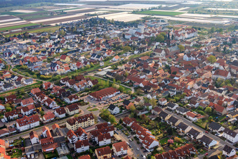 Vue aérienne de Vue de la ville depuis le nord-est à Lambsheim dans le département Rhénanie-Palatinat, Allemagne