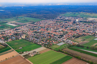 Vue aérienne de Vue de la ville depuis le nord-ouest à le quartier Iggelheim in Böhl-Iggelheim dans le département Rhénanie-Palatinat, Allemagne