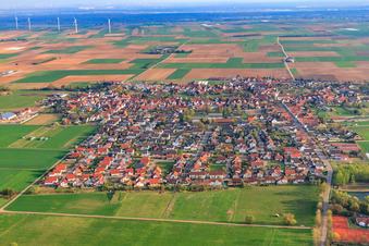 Vue aérienne de Vue du village depuis le nord à Ottersheim bei Landau dans le département Rhénanie-Palatinat, Allemagne