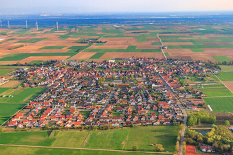 Vue aérienne de Vue du village depuis le nord à Ottersheim bei Landau dans le département Rhénanie-Palatinat, Allemagne
