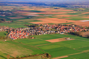 Vue aérienne de Vue du village depuis le nord-ouest à Knittelsheim dans le département Rhénanie-Palatinat, Allemagne